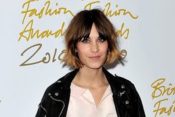 Con el pelo bien corto, Alexa Chung lo usa morocho con las puntas en un tono castaño