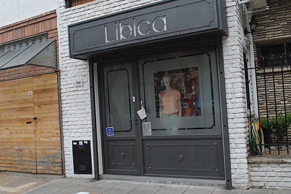 Objetos en patchwork y ropa para mujeres y chicos, en el taller, que también funciona como local