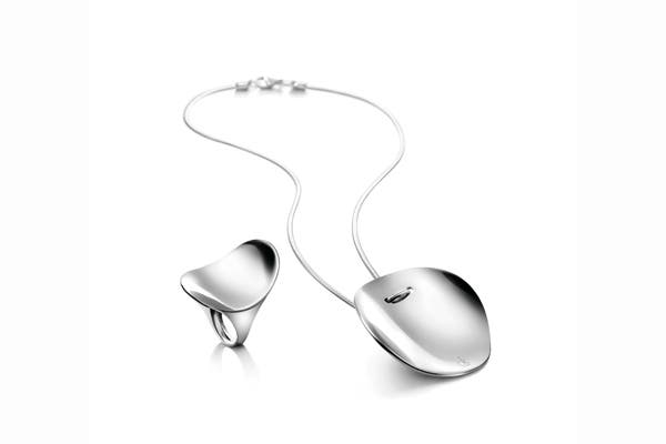 Formas femeninas y ondiladas para colgantes y anillos de gran tamaño