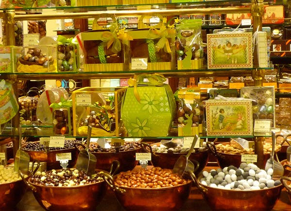 Las chocolaterías son un clásico de la capital belga; con espíritu retro, mantienen la tradición de crear bombones y figuras artesanales