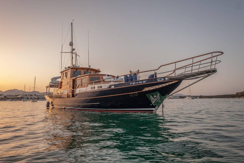 Opción 2: este barco-hotel en Mallorca, España, recorre la costa de las Islas Baleares y nos invita a relajarnos