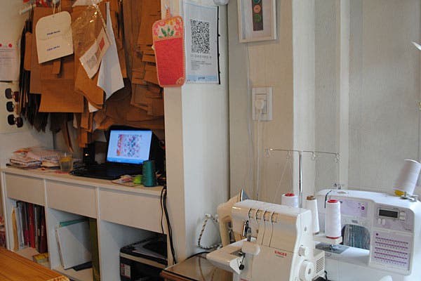 Objetos en patchwork y ropa para mujeres y chicos, en el taller, que también funciona como local