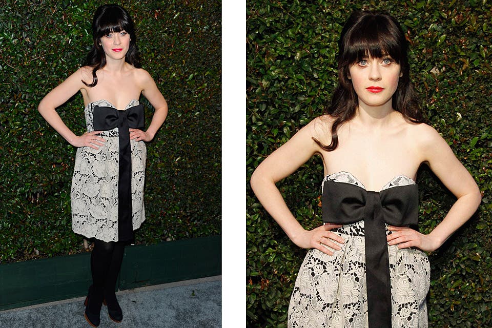 Nada como un strapless con moño bien bajo para que las lolas parezcan más caídas que nunca. ¿En qué estaba pensando Zooey Deschanel cuando eligió este vestido?
