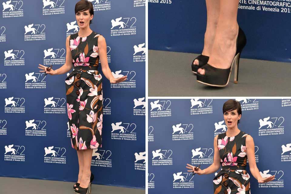 Para atravesar la alfombra roja la actriz española eligió un vestido con estampa floral de corte bien simple y zapatos negros