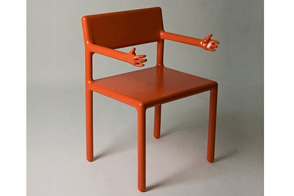 Una silla con manitos en el apoyabrazos, simple y simpática, ¿te gusta para tu comedor?