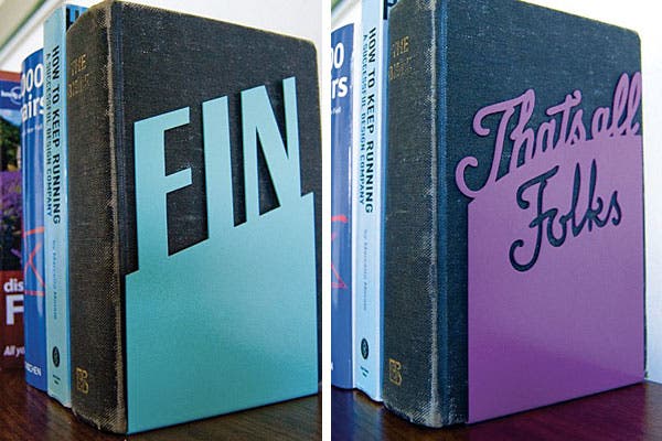 Un poco de color a la biblioteca: topes para sostener la fila de libros
