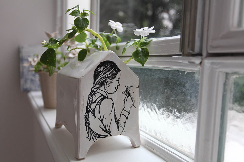 El ventanal baña de luz natural a los distintos ambientes. Delante, a modo decorativo, maceta ''casita ilustrada'' de gres ($150, Artefactos)