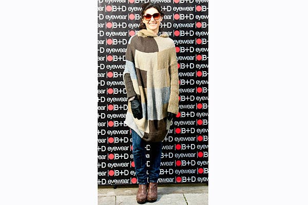 Maxi sweater, maxi gafas: la diseñadora Mariana Dappiano se anota en la onda extra large