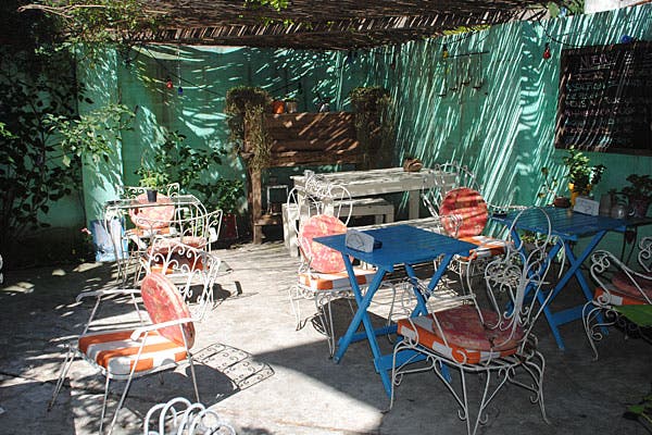 Muebles vintage y ambiente cálido en La Apasionada