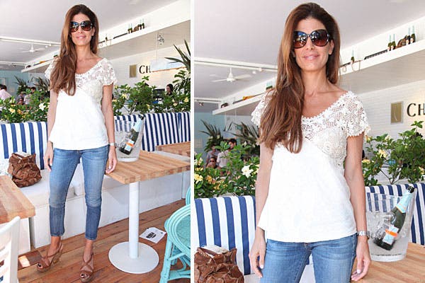 Siempre con un estilo simple y canchero, Juliana Awada eligió unos jeans, remera con encaje y plataformas