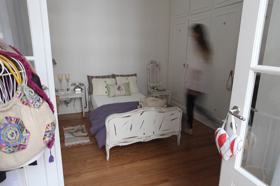 Segundo acceso al dormitorio. En la puerta, almohadilla con hojas de lavanda en forma de corazón ($41, Cosa Bonita)