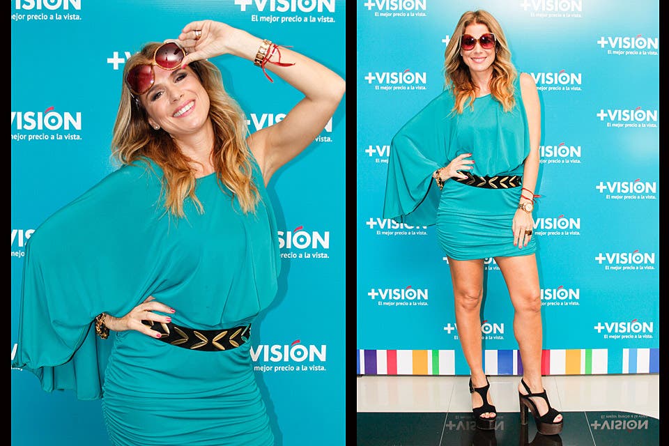 Flavia Palmiero estuvo en el evento de +Visión y, a tono, con el decorado, eligió un vestido corto y asimétrico en color turquesa, con cinturón con detalles en dorado y sandalias con plataforma