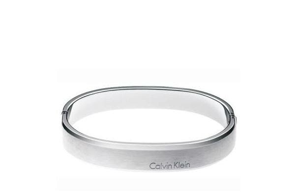 Los accesorios para hombres están en alza, como esta pulsera de corte minimalista