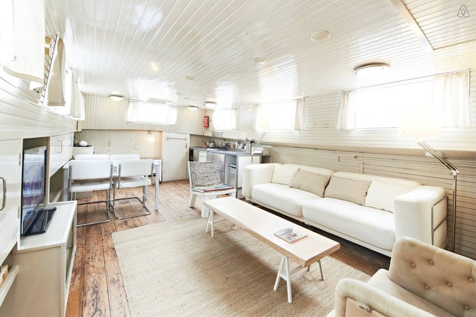 Opción 1: ¿Qué tal esta casa flotante en Amsterdam? ¡Toda la onda!