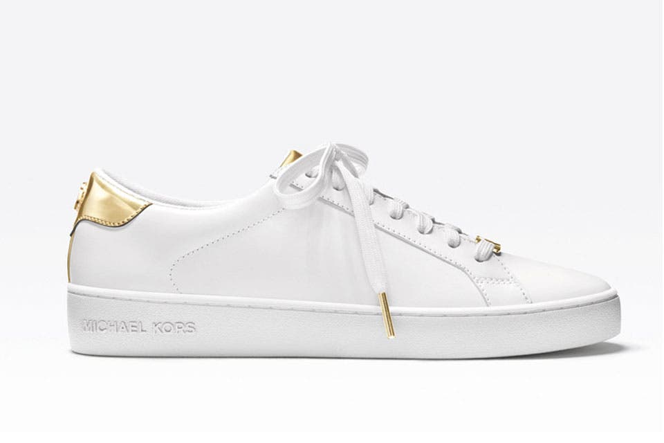 ¿Y qué tal estas zapatillas blancas con detalles dorados en cordones y talonera?