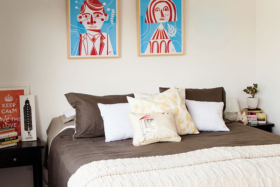 Sobre la cama, dos serigrafías de Nate Williams