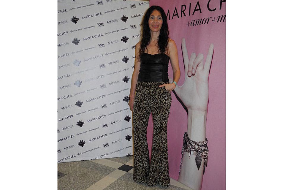 Con un pantalón con estampa animal print y un top negro, María Cher posó para las cámaras