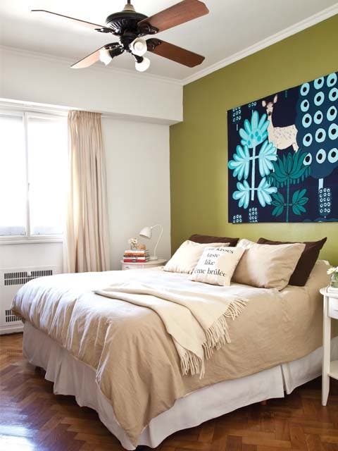 Entre los almohadones de la cama se destaca uno con leyenda (Chirola Cool Things, $352).