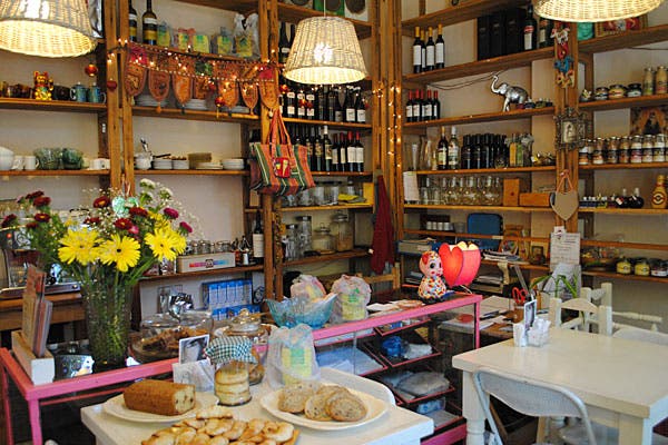 Muebles vintage y ambiente cálido en La Apasionada