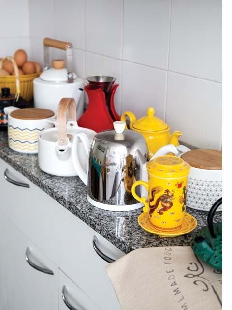 Las teteras compiten en onda. Usan las de modelo Nordick con las tazas de punto (Inside, $605), la Salam de metal y porcelana de Guy Degrenne, la de losa con mango de madera ($540, Tea Connection) y la de vidrio con funda de neoprene.