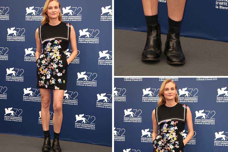 Para la red carpet, posó con un vestido corto en color negro con bordado de flores y botitas con ¿medias?