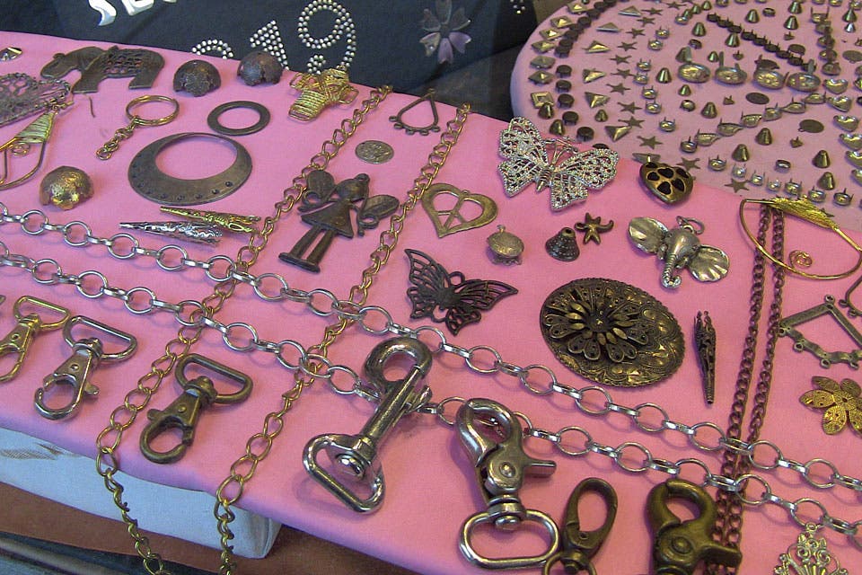 Cadenas, ganchos y tachas, algunos de los accesorios que se ven en la vidriera