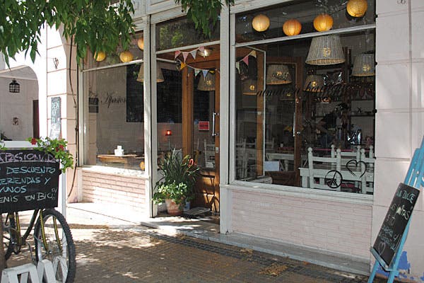 Muebles vintage y ambiente cálido en La Apasionada