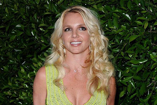 Britney Spears, con rulos en el largo del pelo