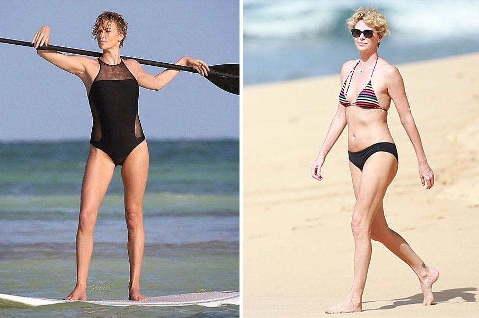Charlize Theron y dos opciones distintas para un look de playa: traje de baño enterizo con transparencias y bikini a rayas; ¿Cuál te gusta más?