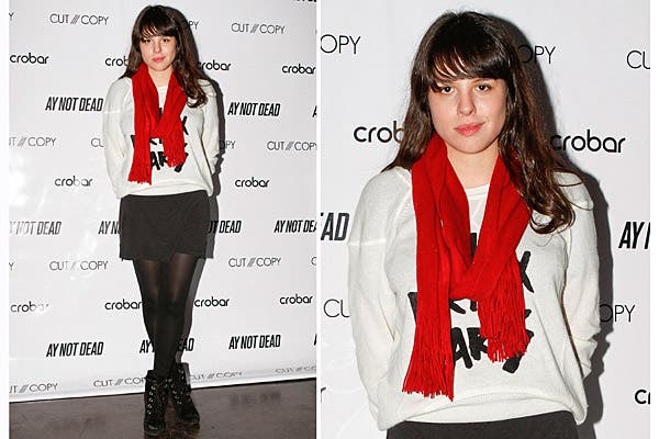 Negro, blanco y rojo, tres colores súper combinables; ¿cómo le quedan a Rosario Ortega?