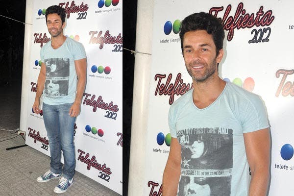 Muy informal, Mariano Martínez posó durante la previa de la fiesta de Telefé. ¡Nos encantaron las zapatillas escocesas! ¿Y ese jopo?
