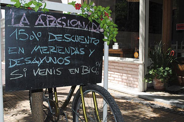 Muebles vintage y ambiente cálido en La Apasionada