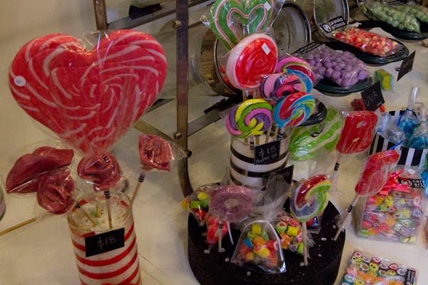 Los caramelos de este negocios son hechos y decorados a mano
