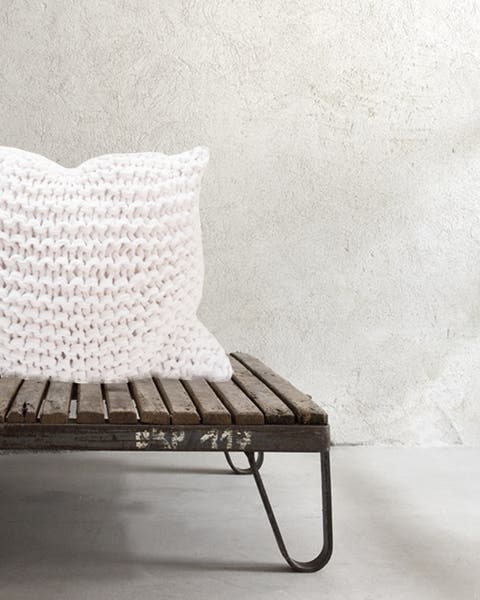Objetos de uso cotidiano con bajo impacto ambiental como almohadones, alfombras, puffs, calzados y accesorios