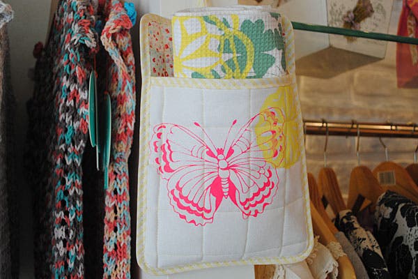 Objetos en patchwork y ropa para mujeres y chicos, en el taller, que también funciona como local