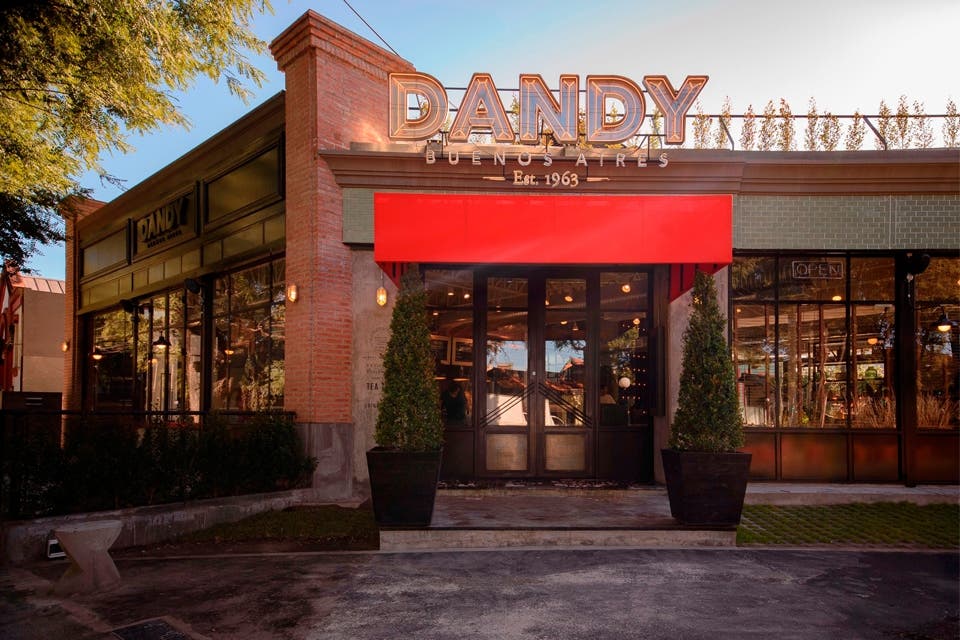 En una esquina arbolada de Libertador, se erige esta sucursal de Dandy