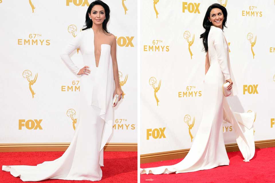Nazanin Boniadi radiante sobre la alfombra roja con vestido blanco de escote asimétrico. de Stephane Rolland