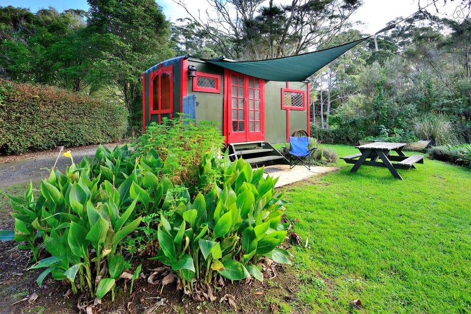 Opción 3: ideal para una escapada romántica, esta caravana tipo gitana en Nueva Zelanda, es muy confortable