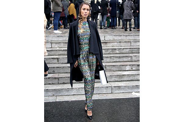 Muy glam con mono de paillettes y levita en los hombros
