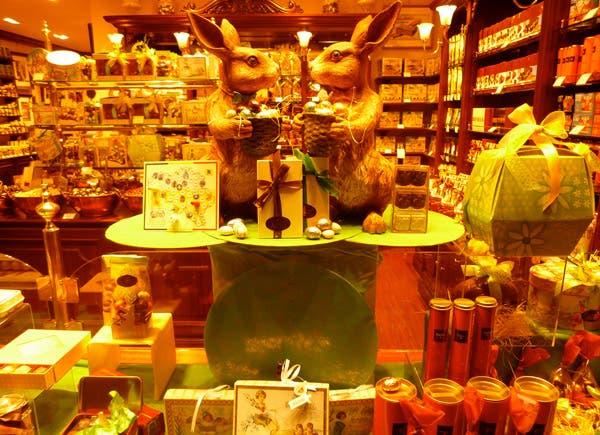 Las chocolaterías son un clásico de la capital belga; con espíritu retro, mantienen la tradición de crear bombones y figuras artesanales