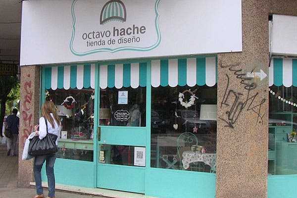 El local es bien llamativo y se destaca por sus colores