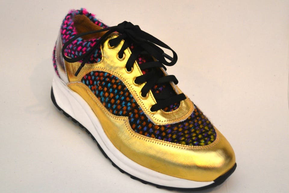 Zapatillas de tela de telar hecha a mano, combinada con cuero dorado y suela de goma (Consultar precio, Agus Saquer)