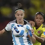 Mariana Larroquette lucha por la pelota con la colombiana Mónica Ramos en la Copa América