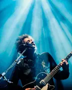 Gustavo Cerati tocando en vivo.