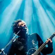 Gustavo Cerati tocando en vivo.