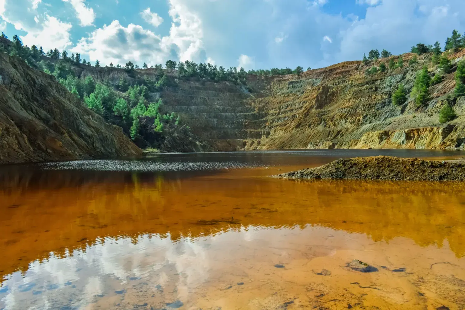 Lago ácido contaminado por la megaminería