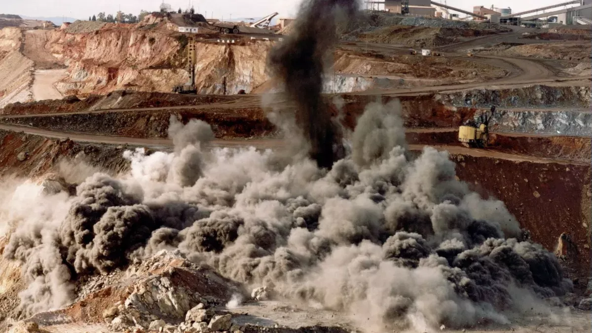 Explosión controlada en una cantera de minería a cielo abierto