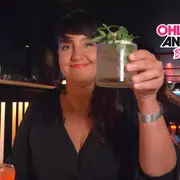 Floxie visita bares temáticos por la ciudad