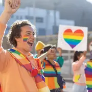 Existe un nuevo paradigma: las salidas del clóset reciben respuestas cada vez más amorosas