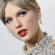 Taylor Swift en la alfombra roja de los MTV VMA 2022.